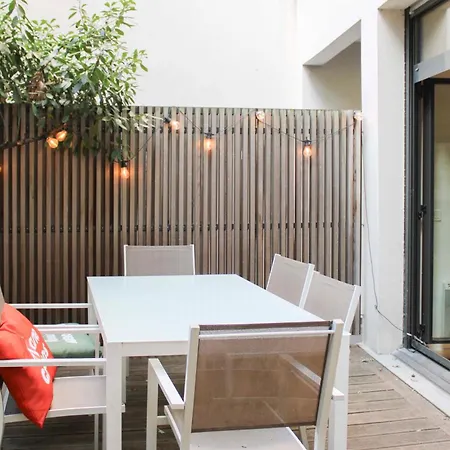 With Terrace And Garden Sleeps 4 Apartment Paris